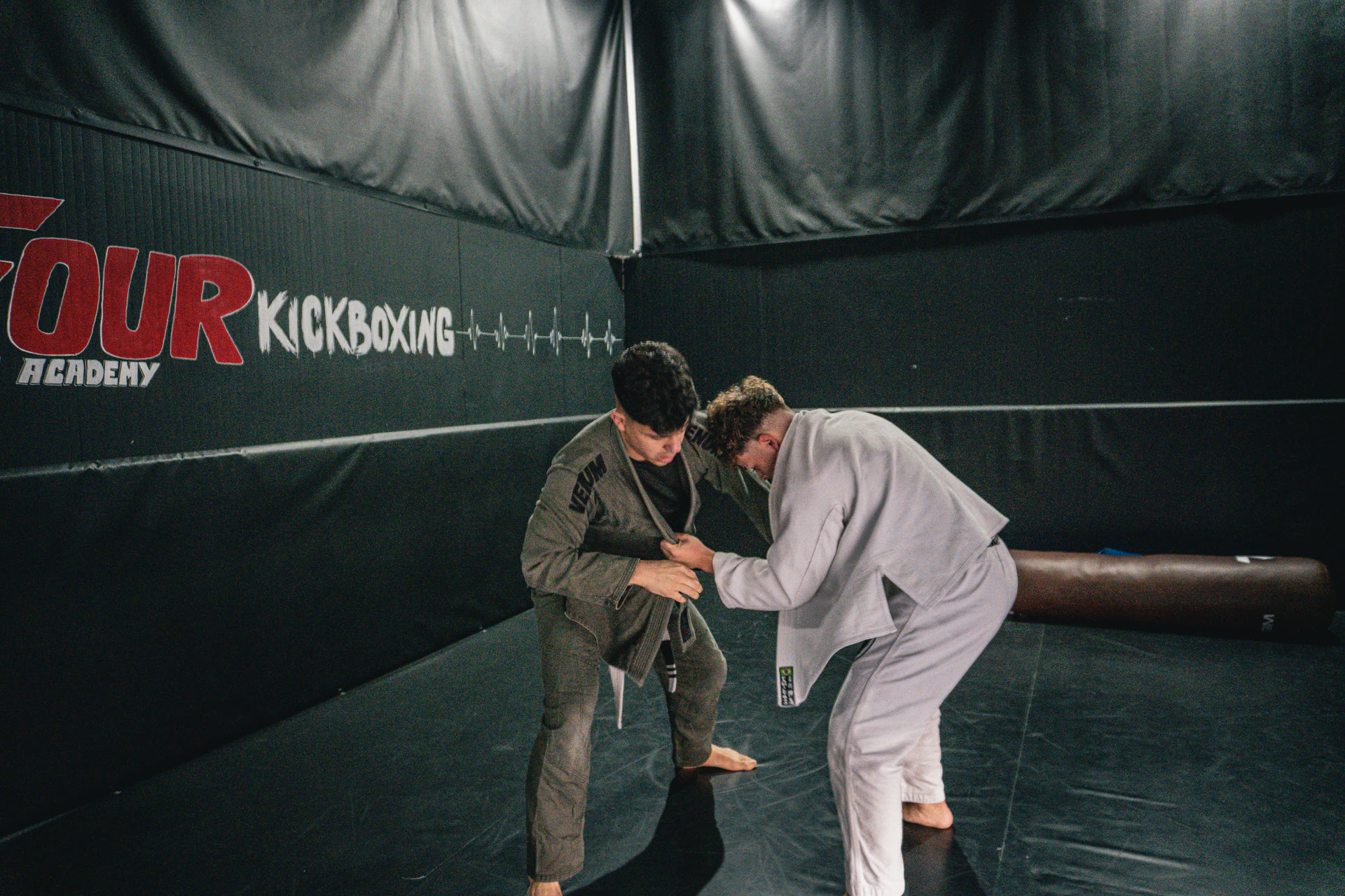Treino técnico de artes marciais na 4Four Fight Academy